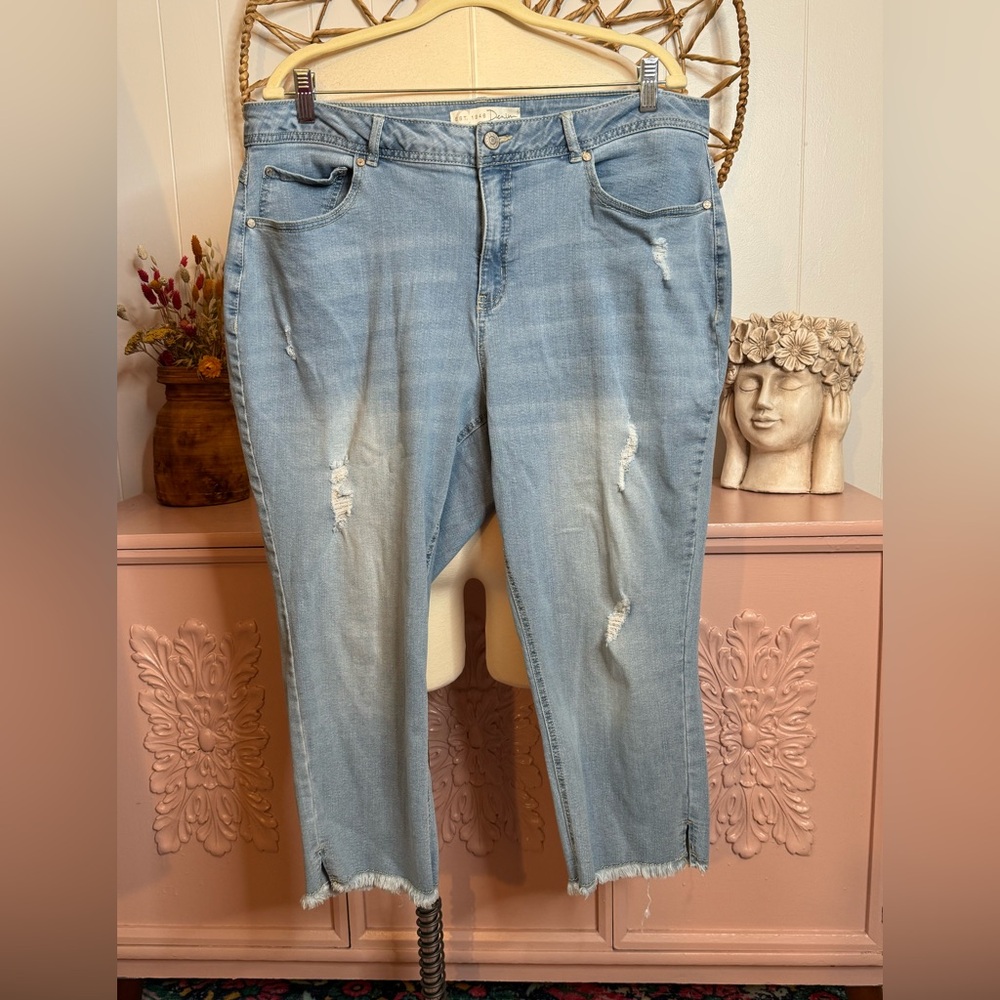 EST 1946 Light Blue Distressed Women‎ Jeans